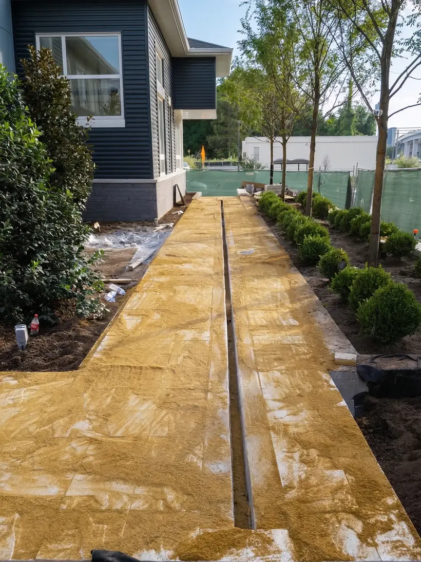 Jard&iacute;n residencial con &aacute;rboles j&oacute;venes e hilera de setos nueva