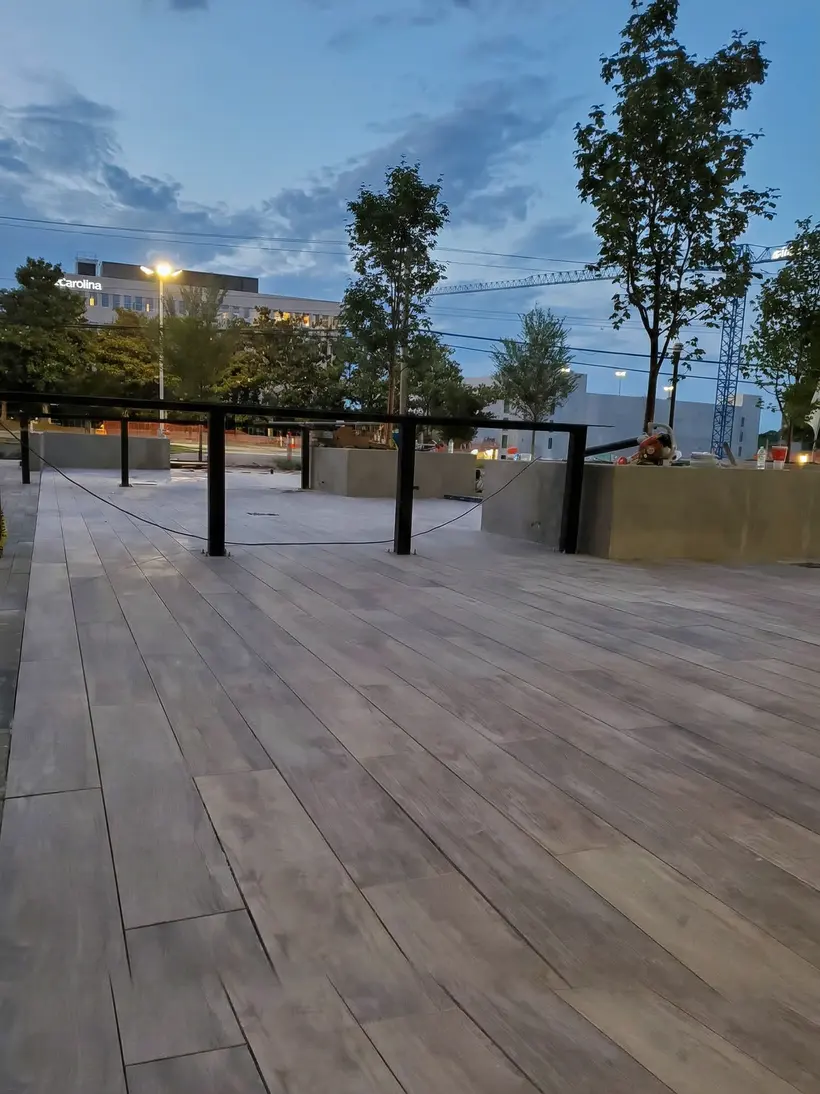 Deck rooftop de porcelánico símil madera