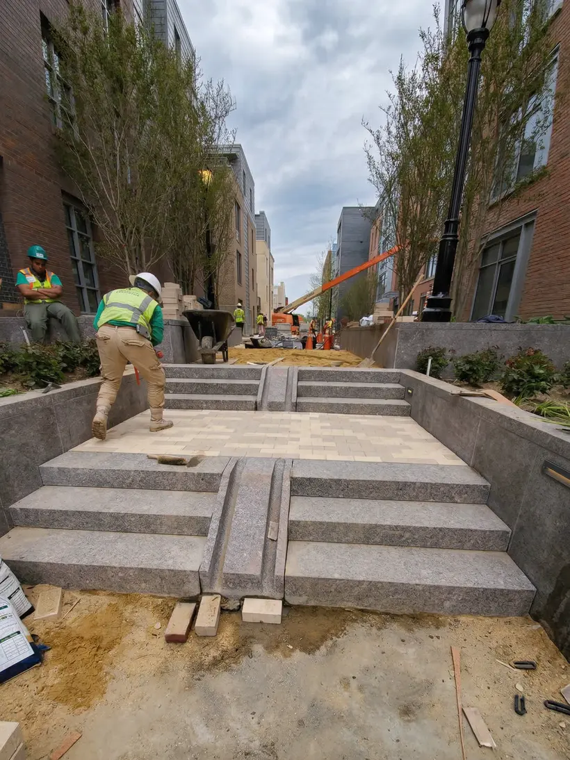 Escalones de granito en construcción