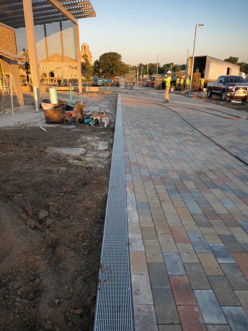 Paseo con pérgola a la hora dorada