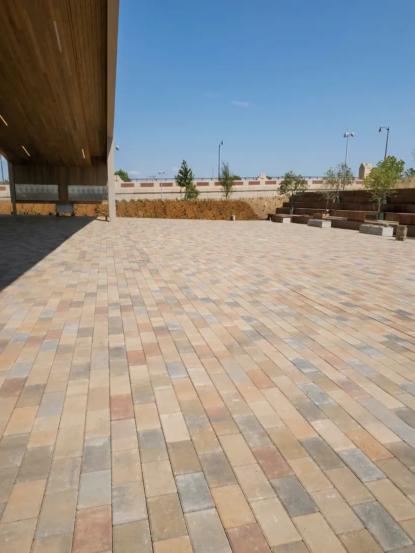 Terraza rooftop con plaf&oacute;n de madera y vista a la ciudad