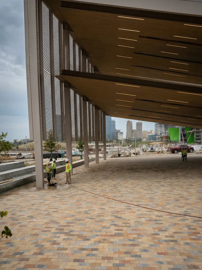 Terraza pérgola con adoquín multicolor y skyline