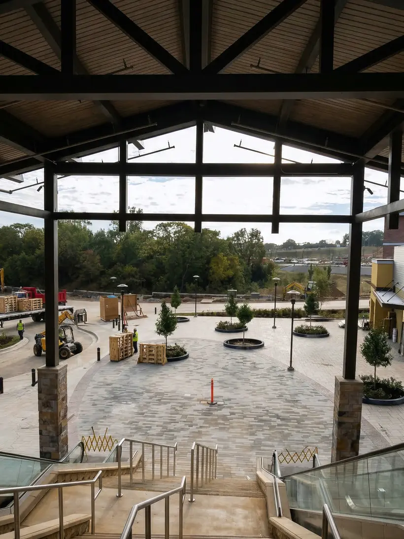 Interior del pabellón de madera con árboles jóvenes