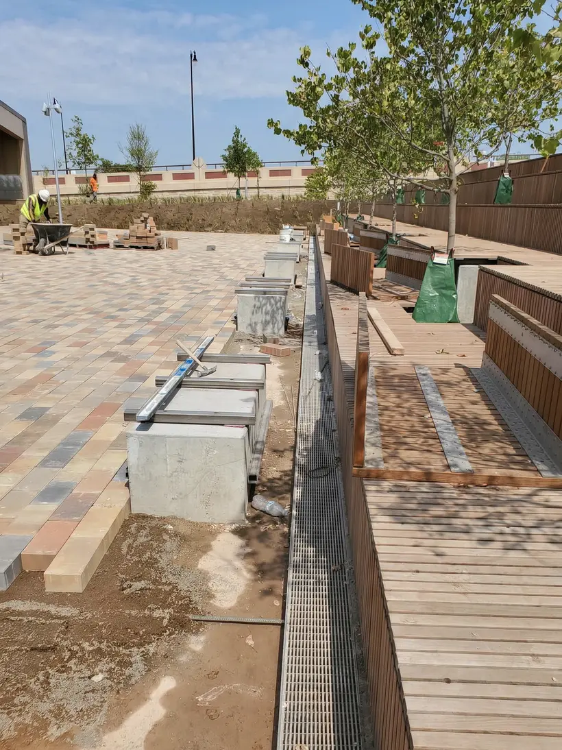 Instalación de adoquín en terraza con formaletas
