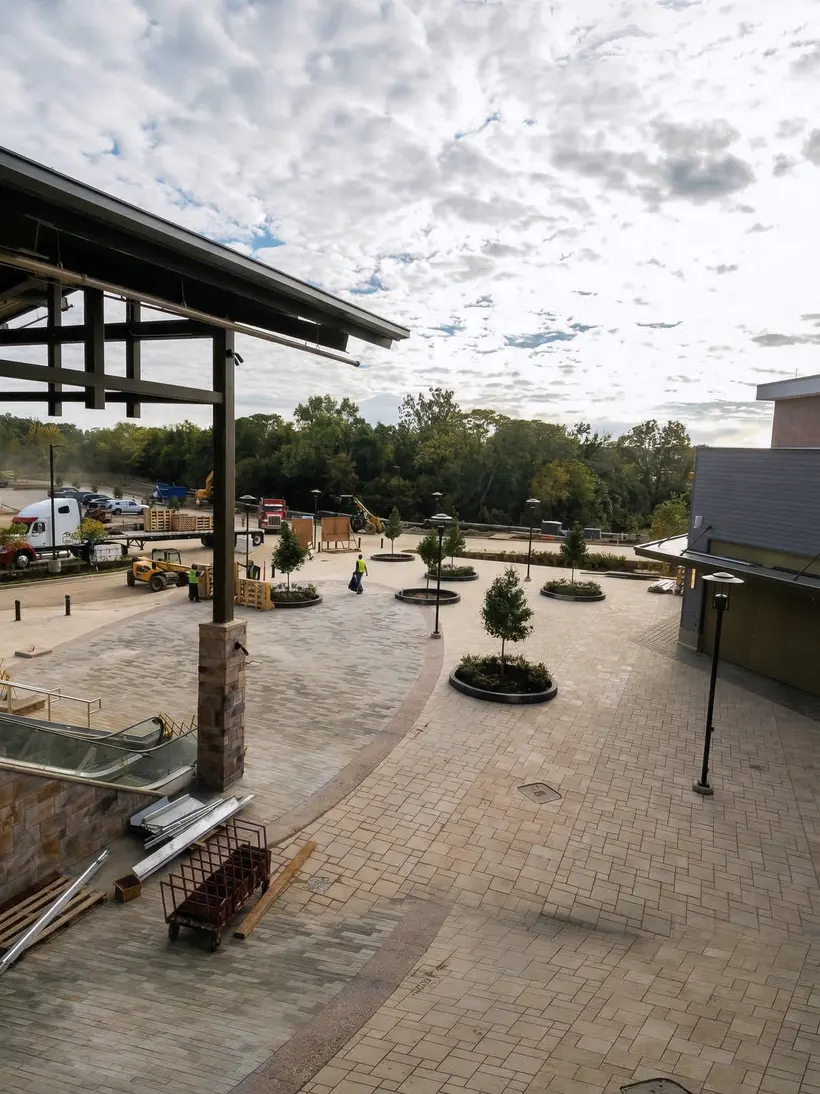 Plaza de pérgola con plantaciones nuevas