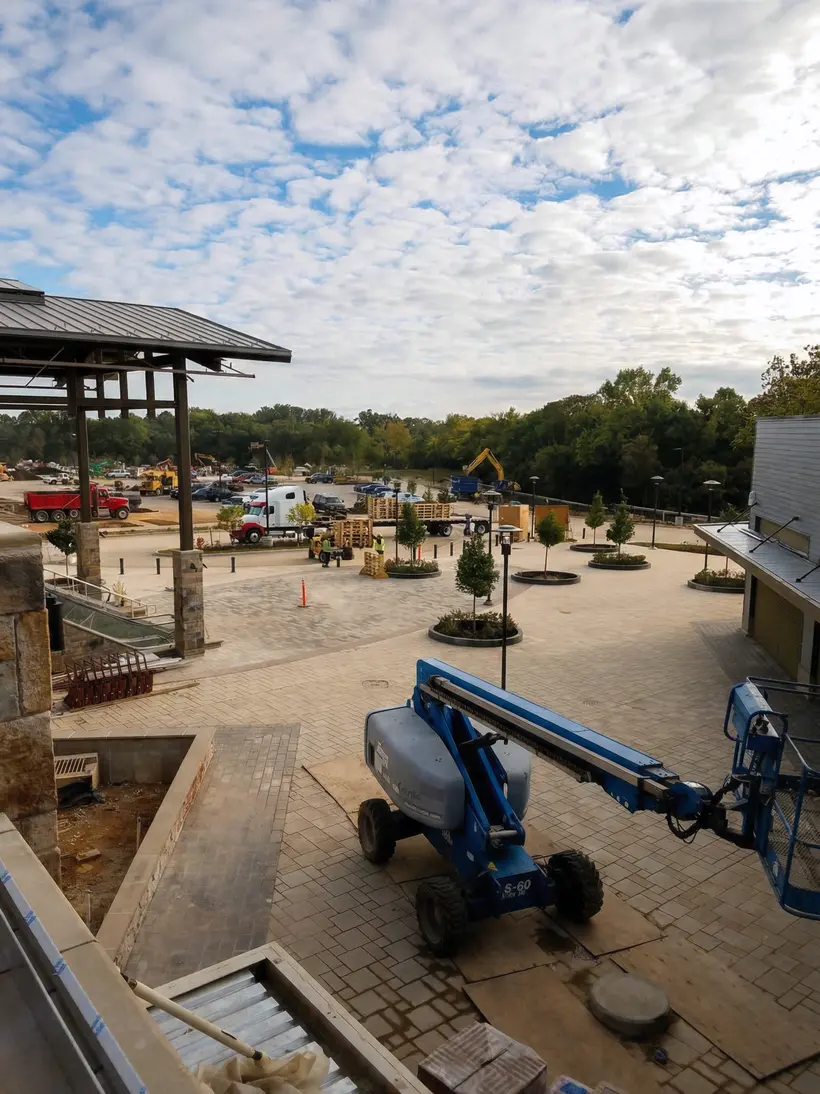 Plaza con árboles recién plantados